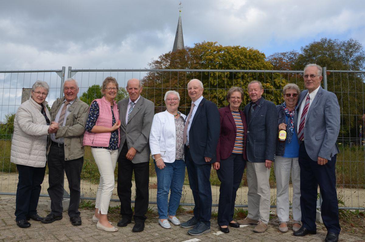 Zur 50-Jahr-Feier gab es auch ein Treffen am Bauzaun der ehemaligen Gaststätte in Blexen. Von links: Hildburg und Fredo Böschen, Änne und Meinert Cornelius, Margret und Hans-Gerd Coldewey, Elisabeth und Ewald Strahlmann sowie Annelene und Klaus Blumenberg.