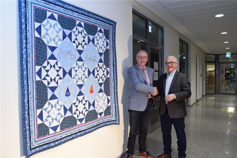 Zur 800-Jahr-Feier Selsingens schenkte Martin Grubert (rechts), ein leidenschaftlicher Quilter, der Samtgemeinde einen von ihm und seiner Frau gefertigten Wandbehang mit durchdachtem Motiv. Bürgermeister Gerhard Kahrs bedankte sich für das außergewöhnliche Geschenk. 