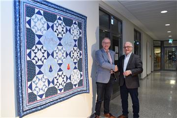 Zur 800-Jahr-Feier Selsingens schenkte Martin Grubert (rechts), ein leidenschaftlicher Quilter, der Samtgemeinde einen von ihm und seiner Frau gefertigten Wandbehang mit durchdachtem Motiv. Bürgermeister Gerhard Kahrs bedankte sich für das außergewöhnliche Geschenk. 