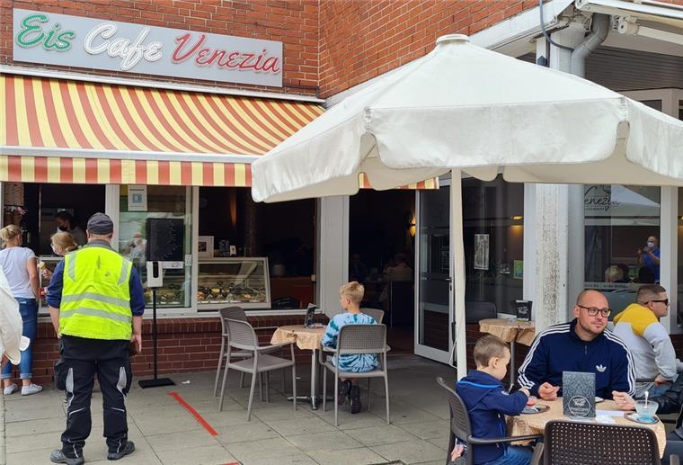 Durch Wald und Wiese zur Burg am See Eis Café Venezia Bad Bederkesa