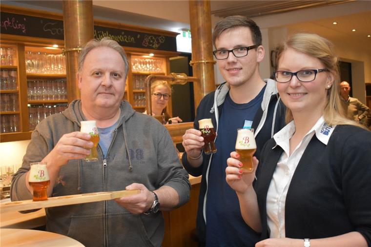 Butjenter Brauerei-Erlebnis: Besichtigung und Verkostung Zur Brauereierlebnis-Tour gehört auch die Verkostung der vier Biersorten Zwickel, Gold, Weizen und Winterbier. Braumeister Andreas Christiani (links) stößt mit den TSB-Mitarbeitern Patrik Poelmeyer und Anna-Lena Reunitz an.