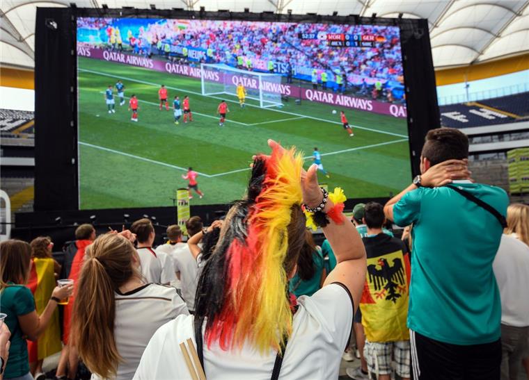 Abendliches Public Viewing bei Fußball-EM soll wieder erlaubt sein Zur EM 2020 dürfte es wieder in vielen deutschen Städten Public-Viewing-Veranstaltungen geben.