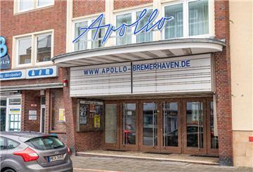 Zur Eröffnung 2019 wurde der „Apollo“-Schriftzug an der Fassade ausgetauscht - gegen eine perfekte Kopie des historischen, dessen gasbetriebene Beleuchtung nicht mehr funktionierte. Der frühere Schriftzug hängt nun im Saal.