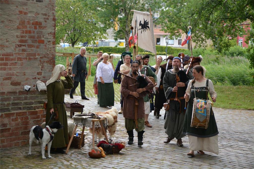 Zur Eröffnung des Mittelaltermarktes schreitet der Herzog von Oldenburg-Holstein...