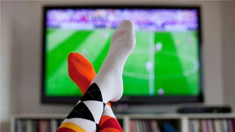 Fußball-EM beflügelt bei Expert Geschäft mit TV-Geräten Zur Fußball-EM zog beim Händler Expert die Nachfrage nach Fernsehgeräten an. (Symbolbild)