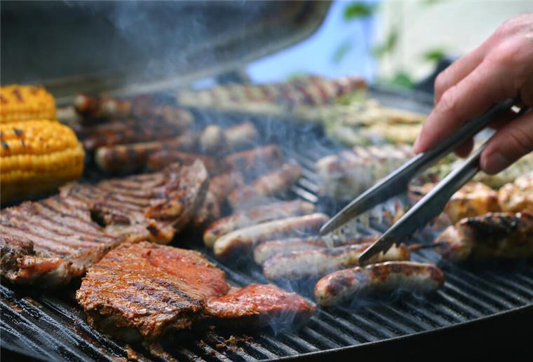 Grillen mit Haltung: Wie das Handwerk dem Fleisch-Bashing die Stirn bieten will Fleisch, Wurst und Maiskolben auf einem Grill. Zur Grillsaison will das Fleischerhandwerk mit der Aktion „Fleisch ist Kultur“ an Aufmerksamkeit gewinnen. Mit regionalem Fleisch, nachhaltiger Herstellung und viel Genuss will die Branche ein Gegengewicht zum Fleisch-Bashing setzen.