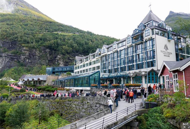 Zur Hochzeitsfeier lud das Paar in ein nobles Hotel am Geirangerfjord.