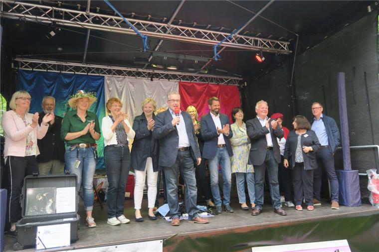 Zur offiziellen Eröffnung füllte sich die Bühne mit zahlreichen Ehrengästen aus Politik und Verwaltung.
