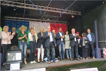 Zur offiziellen Eröffnung füllte sich die Bühne mit zahlreichen Ehrengästen aus Politik und Verwaltung.
