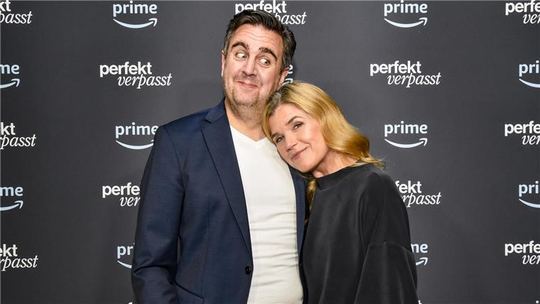 Pastewka und Engelke in neuer Serie: „Es gab natürlich viel zu lachen“ Zur Premiere ihrer neuen Serie posieren die beiden Hauptdarsteller Bastian Pastewka und Anke Engelke.