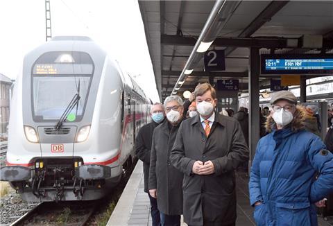 Zur Premierenfahrt des Intercitys im Dezember waren die Offiziellen glücklich über die Anbindung Bremerhavens an das Fernverkehrsnetz. Jetzt bereitet die Verbindung Sorgen.