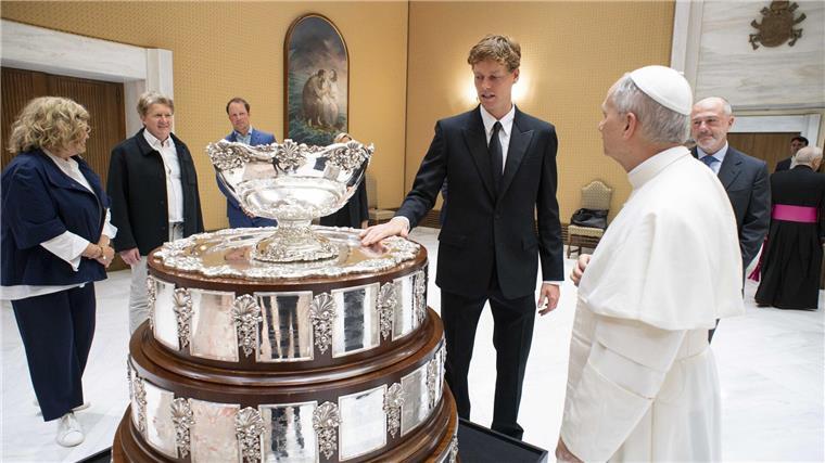 Zur Privataudienz bei Papst Leo XIV. brachte Tennisstar Stinner den Pokal für den Davis-Cup-Sieg mit.
