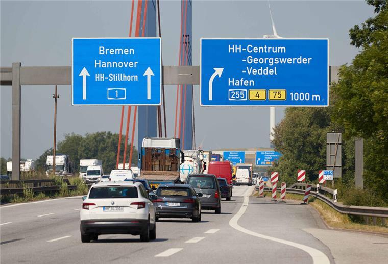 Bauarbeiten im Dreieck Norderelbe: A1 in Richtung Bremen wird voll gesperrt Blick auf die Autobahnschilder auf der A1 mit der Aufschrift "Bremen Hannover HH-Stillhorn A1" und "HH-Centrum -Georgswerder - Veddel Hafen A255" vor dem Autobahndreieck Norderelbe.