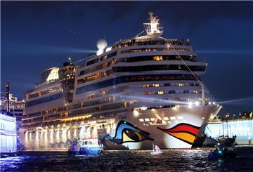 Die Aida Sol liegt bei Nacht im Hafen und ist hell beleuchtet. 