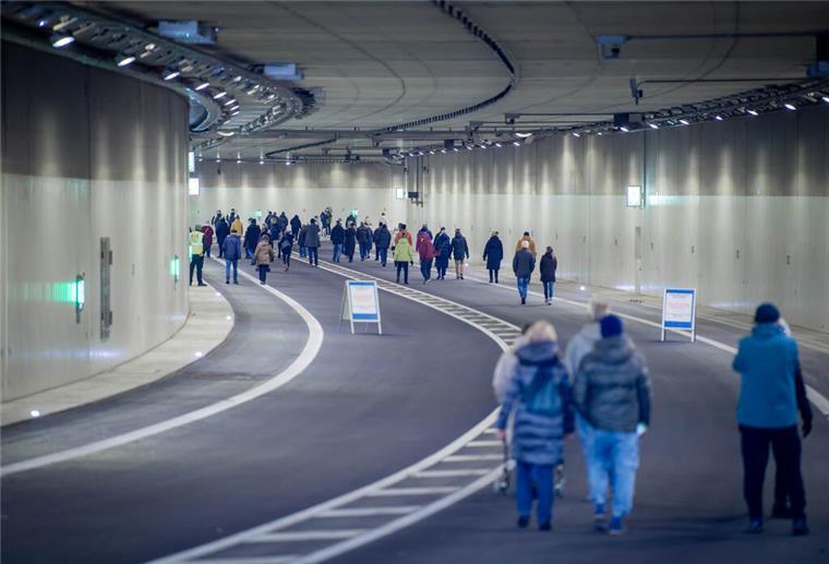Zur Tunneleröffnung sorgten Künstler für Unterhaltung bei den Besuchern.