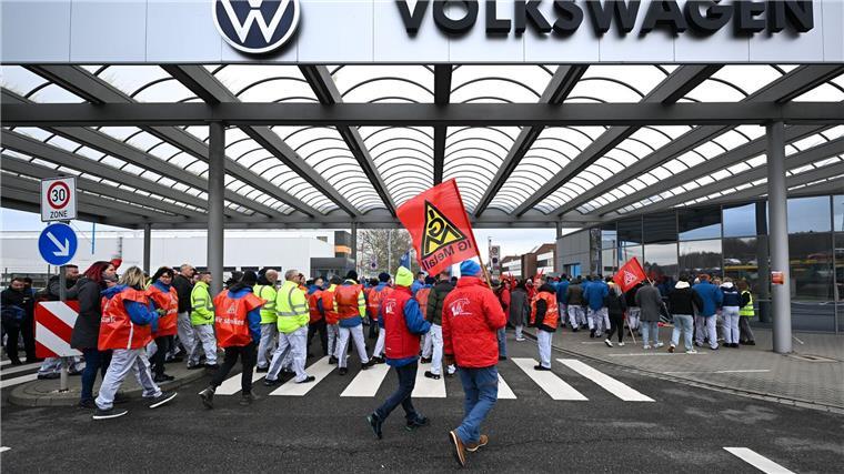 Volkswagen vor neuem Warnstreik zur Tarifrunde am Montag Zur vierten Tarifrunde in Wolfsburg ruft die IG Metall erneut zum flächendeckenden Warnstreik an neun Standorten auf. (Archivbild)