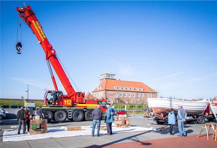 Zurück aus der Werft: Das Börteboot No. 3 wird mit einem Feuerwehr-Oldtimer zum Neuen Hafen gebracht und per Kran an Land aufgebockt. 