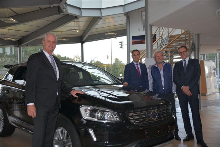 Nach Insolvenz: Volvo-Autohaus in Spaden ist gerettet Zurück zu altem Glanz wollen Geschäftsführer Rocky Böhlke (von links), Eigentümer Ahmed El Ebrashi und Insolvenzverwalter Berend Böhme (rechts) das Autohaus führen. Sehr zu Freude des ehemaligen Inhabers Norbert Strehl (2. von rechts), der das Unternehmen aufgebaut hatte.