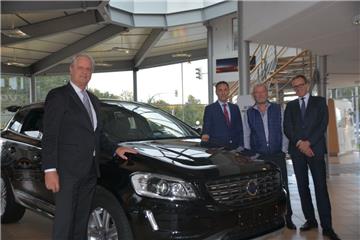Zurück zu altem Glanz wollen Geschäftsführer Rocky Böhlke (von links), Eigentümer Ahmed El Ebrashi und Insolvenzverwalter Berend Böhme (rechts) das Autohaus führen. Sehr zu Freude des ehemaligen Inhabers Norbert Strehl (2. von rechts), der das Unternehmen aufgebaut hatte.