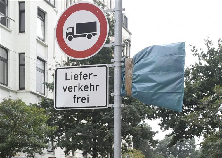 Zurzeit sind die Tempo-30-Schilder in der "Alten Bürger" verhüllt. Manchmal wird die Folie von Unbekannten entfernt.