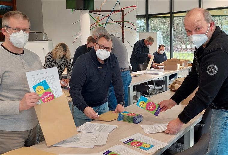 Geestland: Für Tante Enso gehen rund 2400 Umschläge auf die Reise Zusammen geht’s schneller (von links): Frank Kunkel, Claus Lungmus vom Sieverner Ortsrat und Ortsbürgermeister Rainer Feldmann bestücken am Samstag im Langener Rathaus die Umschläge, mit denen sie die Sieverner Bürger über das Tante-Enso-Projekt informieren wollen.