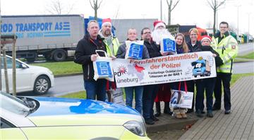 Zusammen mit einigen freiwilligen Helfern haben Polizisten am 1. Weihnachtsfeiertag Geschenke an Lkw-Fahrer auf der A1 verteilt. 
