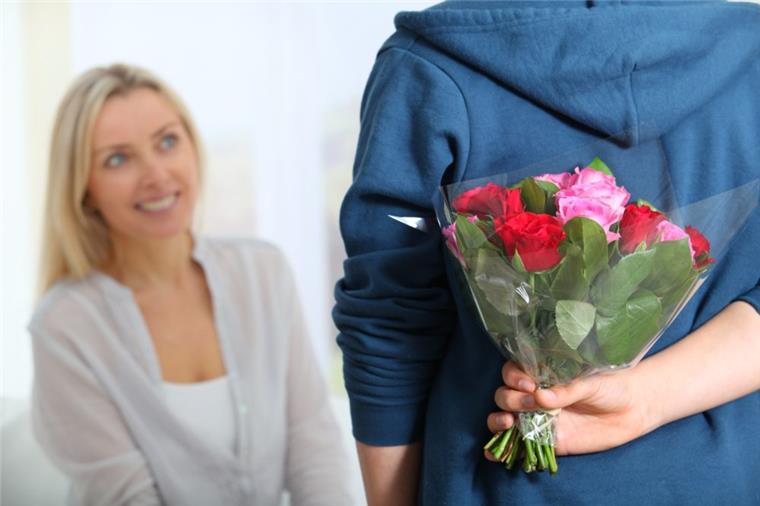 Zusammen mit Experten von Blumen Peters kann eine Kita-Gruppe aus Bremerhaven tolle Geschenke zum Muttertag basteln.