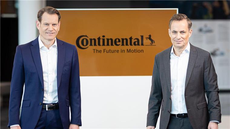 Zusammen mit Finanzvorstand Olaf Schick präsentiert Setzer die Bilanz.