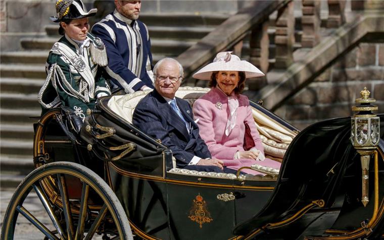 Zusammen mit seiner Frau Silvia ging es für den schwedischen König Carl Gustaf an seinem 70. Geburtstag in der Kutsche zum Mittagessen ins Rathaus.