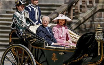 Zusammen mit seiner Frau Silvia ging es für den schwedischen König Carl Gustaf an seinem 70. Geburtstag in der Kutsche zum Mittagessen ins Rathaus.