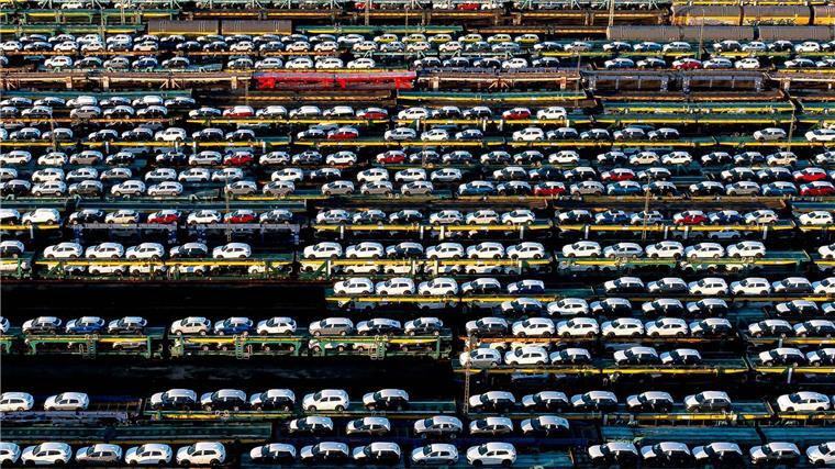 Analyse: Deutsche Autokonzerne schwächeln im ersten Halbjahr Zusammengenommen machten Volkswagen, BMW und Mercedes-Benz im ersten Halbjahr 18 Prozent weniger Gewinn als ein Jahr zuvor. (Archivbild)
