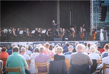Zuschauer sind wieder erlaubt wie beim Eröffnungskonzert des Bremerhavener Kultursommers auf dem Theodor-Heuss-Platz mit dem Philharmonischen Orchester des Stadttheaters.
