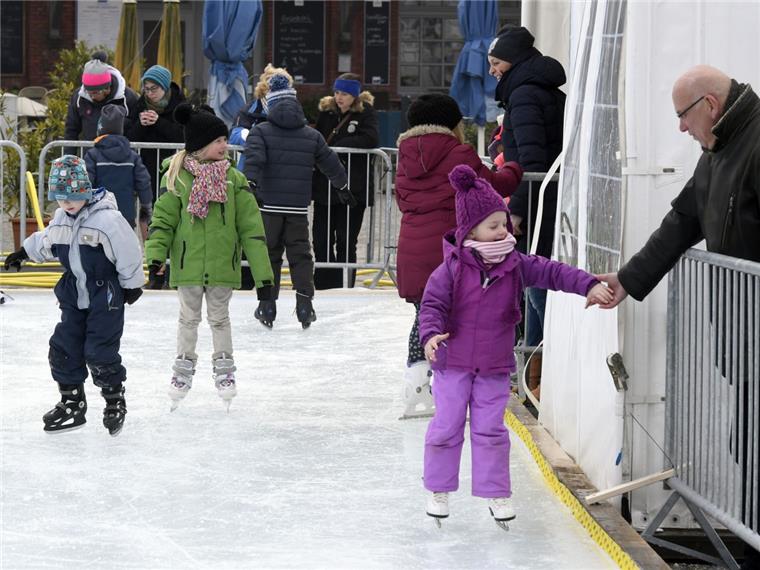 Zusammengefasst: Das war der Freitag im nord24-Land Zwar ist die kostenlose Eislaufbahn im Schaufenster Fischereihafen heute eröffnet worden - vorerst durften aber nur Kinder aufs Eis, weil die Fläche noch nicht fest genug war.