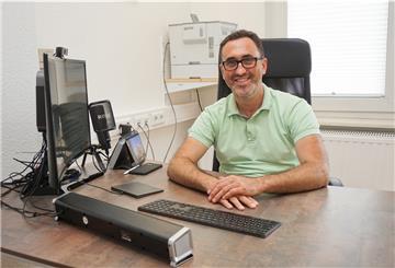 Arzt Dr. Marc Hanefeld an seinem Schreibtisch