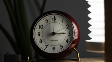 Zwei analoge Uhren stehen auf einem Tisch. Am 31. März wird die Uhrzeit von zwei auf drei Uhr am Morgen vorgestellt.