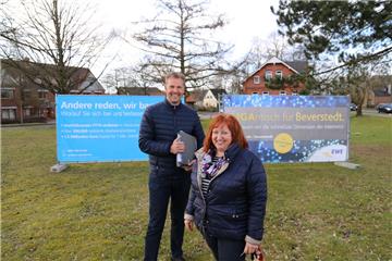 Zwei Anbieter bringen Glasfaser bis an die Haustür. Guido Dieckmann und Claudia Butzkies von der Verwaltung sehen Beverstedt daher auf dem Weg Richtung Zukunftsgemeinde.