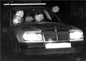 Zwei auf Achse: In diesem Fahrzeug sitzen ein Mann im Nikolauskostüm und ein &qu...