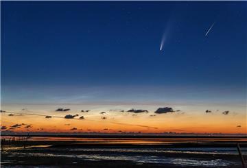 Zwei auf einen Streich: Deutlich unterscheiden sich der Komet „Neowise“ vom Meteor, also der Sternschnuppe, die der Bremerhavener Maciej Libert gekonnt auf einer Aufnahme erwischt hat. Foto: Libert