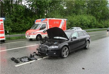 Zwei Auto sind kollidiert.