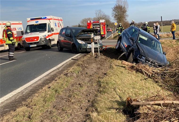 Hoher Schaden: Unfall zwischen Sievern und Wremen Zwei Autos kollidierten am Sonnabend auf der Kreisstraße 66 zwischen Sievern und Wremen.