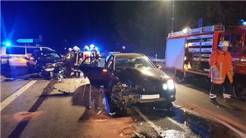 Zwei Autos sind am Donnerstagnachmittag auf der B437 in Stotel zusammengekracht.