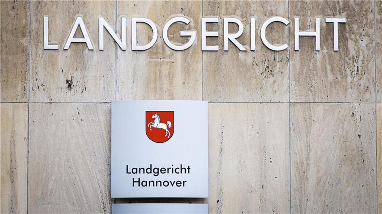 Zwei bewaffnete Polizisten sollen Drogenhändlern Geld abgenommen haben - dafür stehen die beiden Männer vor Gericht. (Archivbild)