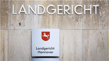 Zwei bewaffnete Polizisten sollen Drogenhändlern Geld abgenommen haben - dafür stehen die beiden Männer vor Gericht. (Archivbild)