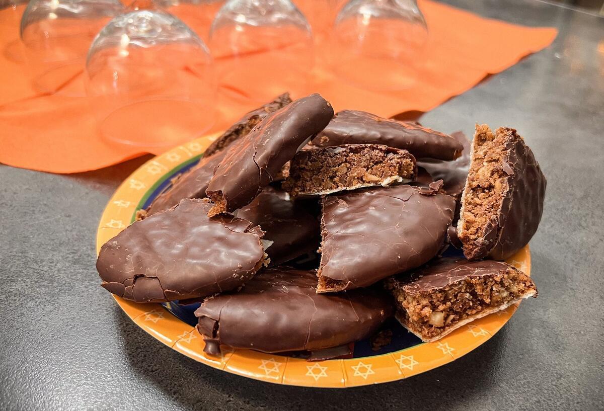 Lebkuchen-Test 2025: Zwei Bio-Produkte fallen bei Stiftung Warentest durch Lebkuchen auf einem Teller.