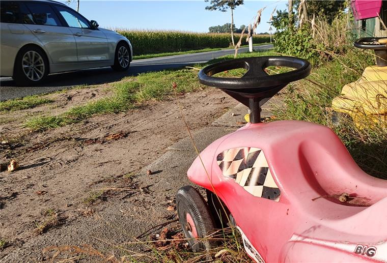 Zwei Bobbycars als diskreter Hinweis an der Straße Knill in der Gemeinde Wurster Nordseeküste. Hier ist Tempo 100 erlaubt. Viele Anwohner sind in Sorge.