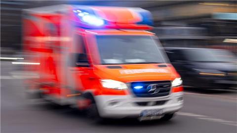 Ein Rettungswagen mit Blaulicht.