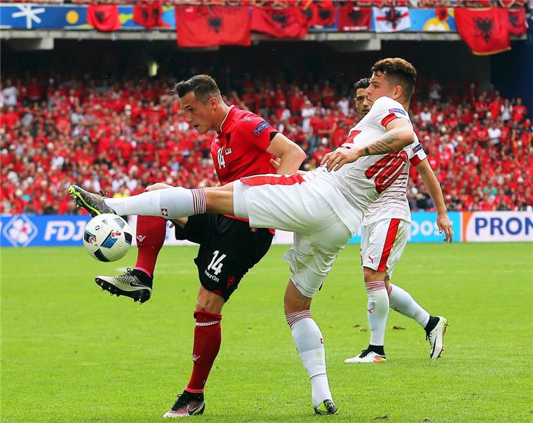 Schweiz startet mit Sieg in Fußball-EM: 1:0 gegen Albanien Zwei Brüder, doch auf dem Platz unerbittliche Gegner: Albaniens Taulant Xhaka (links) und Granit Xhaka, der für die Schweizer Nationalmannschaft spielt.