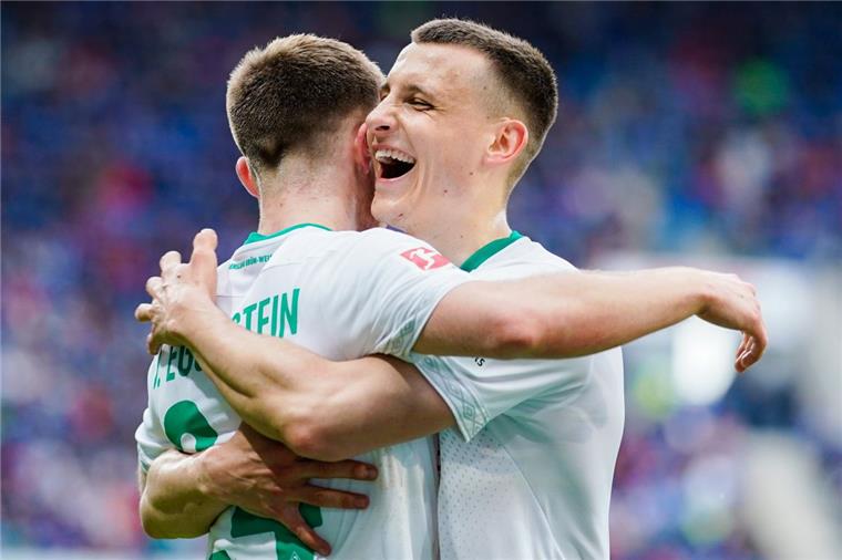 1:0 in Hoffenheim: Werder hofft weiter auf die Europa League Zwei Brüder, ein Ziel: Der Sieg gegen Hoffenheim. Bremens Torschütze Johannes Eggestein (links) und Maximilian Eggestein, jubeln über das Tor zum 1:0.