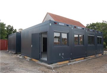 Zwei Container, die einen Klassenraum sowie zwei kleinere Räume für Schulsozialarbeit und pädagogisches Arbeiten umfassen, hat die Stadt bei der Grundschule Harrien an der Wilhelmstraße aufstellen lassen.