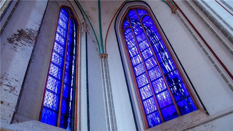 Poesie mit dem Nagel - Günther Uecker ist tot Zwei der vier von Günther Uecker gestalteten großen farbigen Glasfenster im Schweriner Dom.